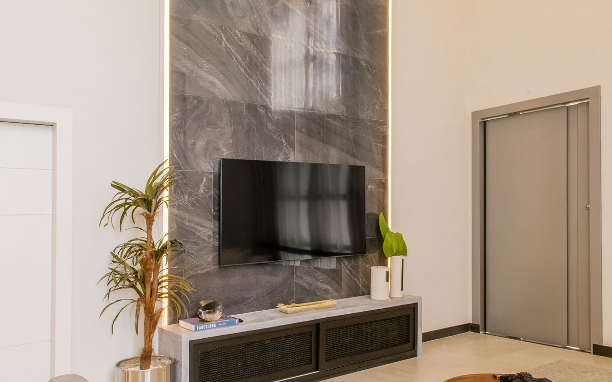 Séjour avec mur d'accent en grès cérame effet marbre rétroéclairé